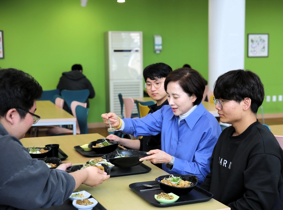 27일 유은혜 경기도교육감 예비후보가 성남 가천대학교 학생들과 학식 소통을 하고 있다. (유은혜 캠프 제공)