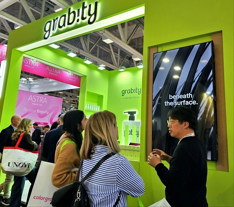 관람객들에게 제품 설명을 직접하고 있는 폴리페놀 팩토리 대표 겸 카이스트 석좌교수 이해신