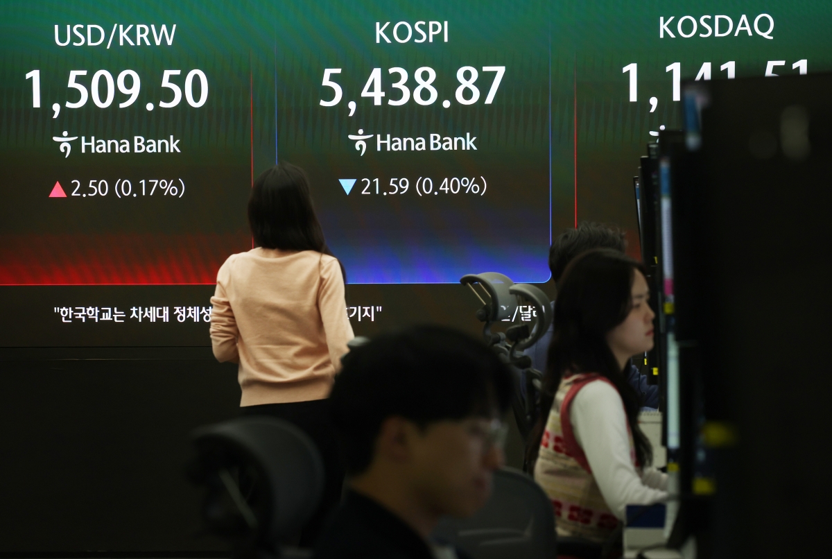 27일 서울 중구 하나은행 본점 딜링룸 전광판에 코스피 종가와 원·달러 환율이 표시돼 있다. 연합뉴스