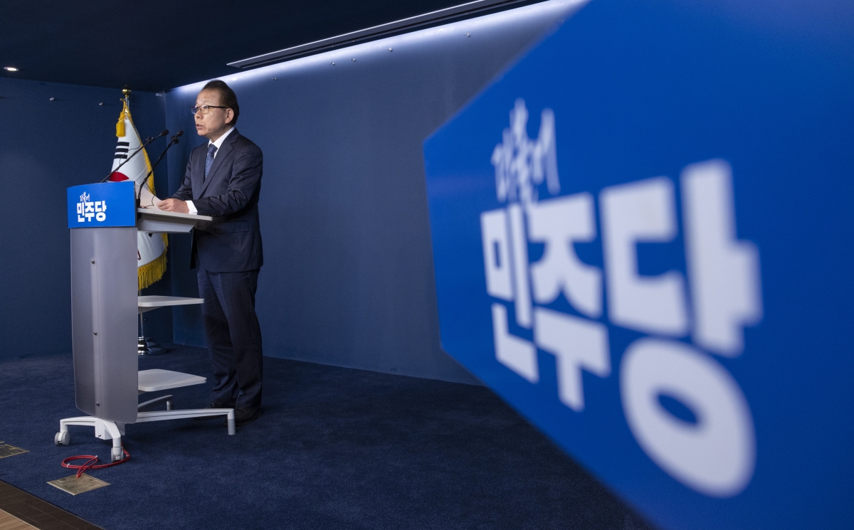 김이수 더불어민주당 중앙당 공천관리위원장이 27일 서울 여의도 민주당 당사에서 6ㆍ3 지방선거 대구시장 후보 추가 공모와 부산시장 후보 경선, 경북지사 후보 확정 발표를 하고 있다. 연합뉴스