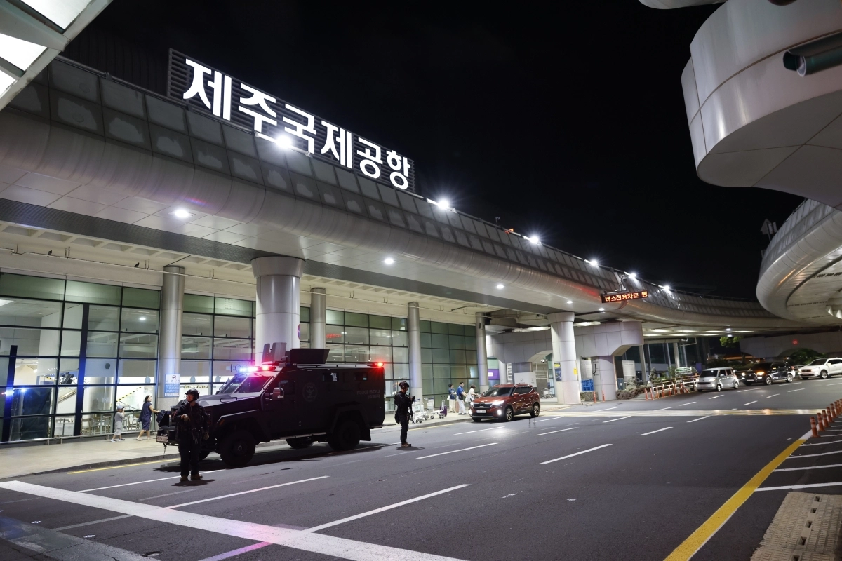 지난 2023년 8월 6일 밤 인터넷 커뮤니티에 제주국제공항에서 폭탄테러 암시글이 게시돼 경찰이 정밀수색하는 모습. 제주경찰청 제공