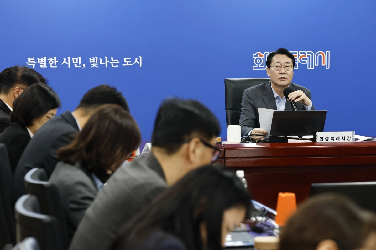 27일 정명근 화성시장이 시정전략회의에서 종량제 봉투 불안 사태에 대한 대책을 긴급 지시하고 있다. (화성시 제공)