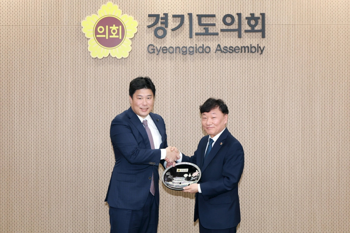 남종섭 의원이 사카이 마나부 가나가와현의회 대표단장과 기념품을 교환한 뒤 기념 촬영을 하고 있다. 양 의회는 이날 32년간 이어온 신뢰 관계를 재확인하고, 실질적인 교류 확대 방안을 논의했다.(사진=경기도의회)