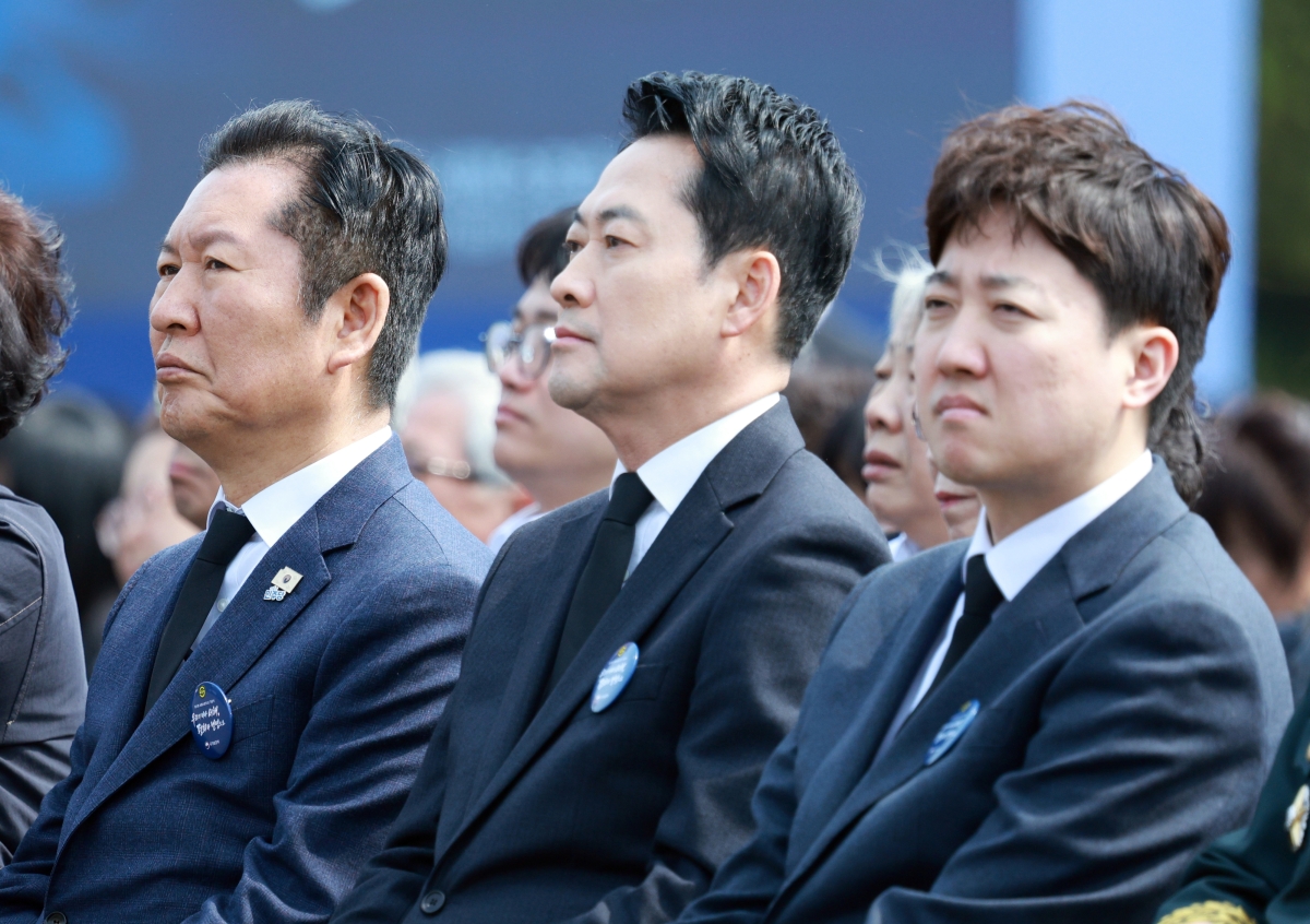 대통령 기념사 듣는 정청래·장동혁·이준석