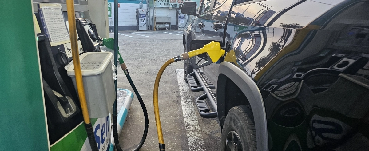 중동 정세 불안으로 국제유가가 급등하면서 제주도가 면세유 지원부터 금융 안전망, 대중교통 확대까지 다양한 대응책을 내놓고 있다. 제주 강동삼 기자