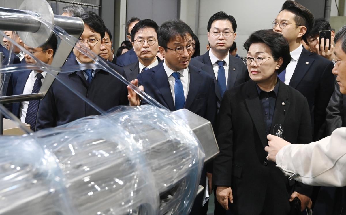 한병도 더불어민주당 원내대표가 27일 경기 광주시 한 플라스틱 제조업체에서 열린 ‘중동상황 민생현안 긴급 대응 및 상생협력을 위한 간담회’에 앞서 현장을 살펴보고 있다. 뉴시스