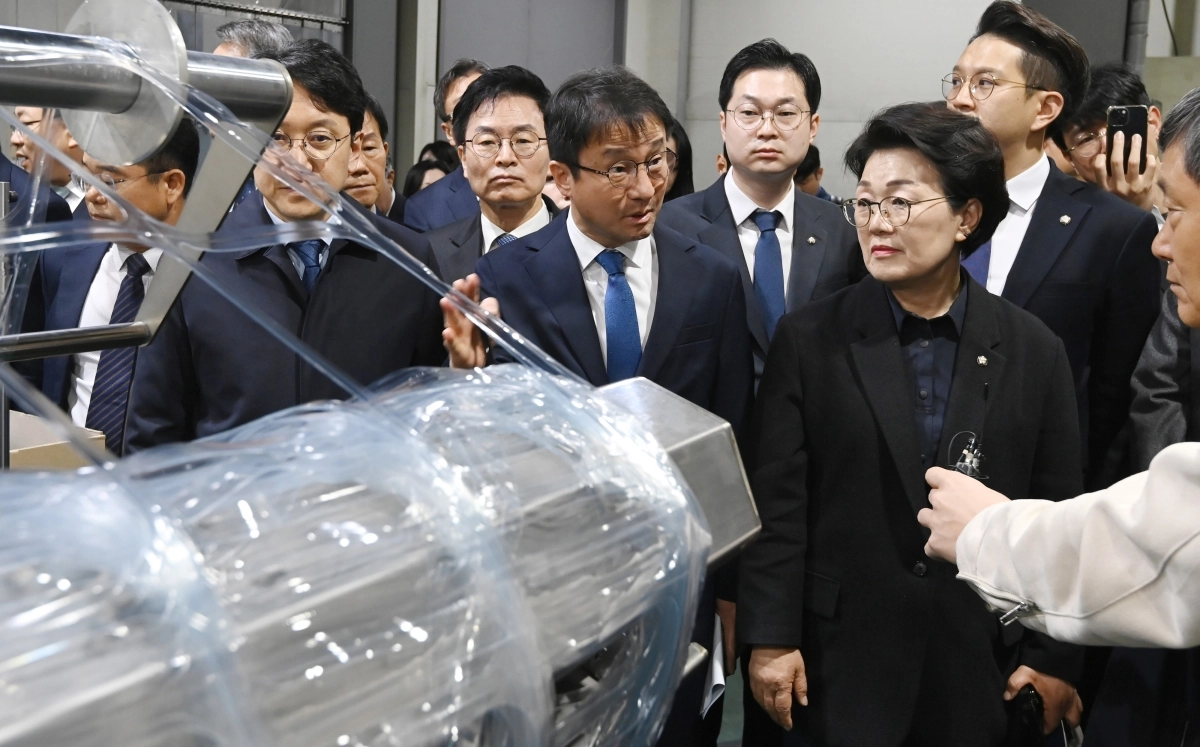 한병도 더불어민주당 원내대표가 27일 경기 광주시 한 플라스틱 제조업체에서 열린 ‘중동상황 민생현안 긴급 대응 및 상생협력을 위한 간담회’에 앞서 현장을 살펴보고 있다. 뉴시스