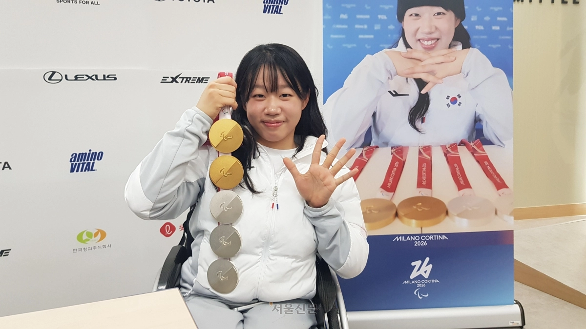 김윤지가 26일 서울 송파구 올림픽회관에서 열린 대한민국 선수단 MVP 기자회견에서  2026 밀라노·코르티나담페초 동계패럴림픽에서 따낸 5개 메달거머과 함께 손가락 5개를 편 채 기념 사진을 찍고 있다. 2026.3.26 류재민 기자