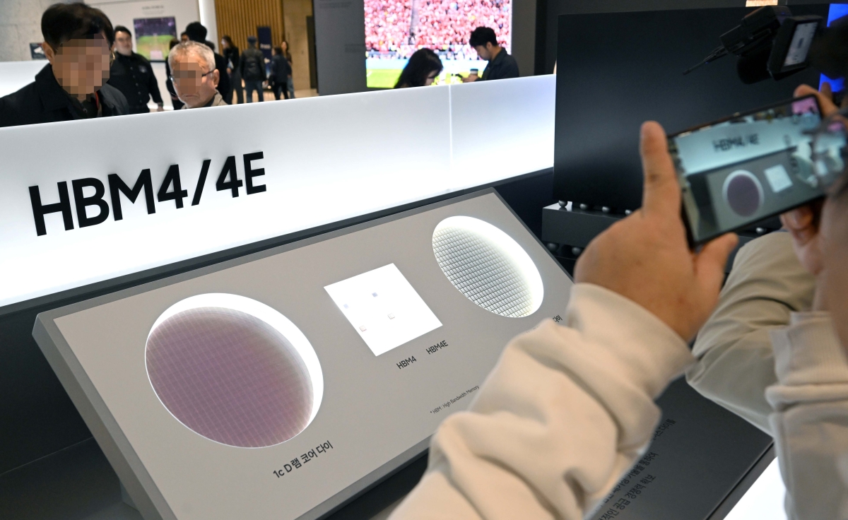 전시장 살펴보는 삼성전자 주주들