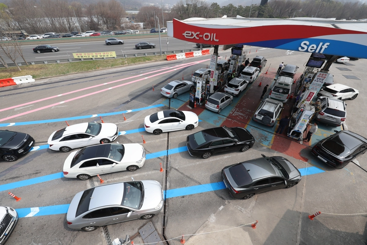 ‘늦으면 더 오를까’ 저렴한 주유소로 몰린 차량들