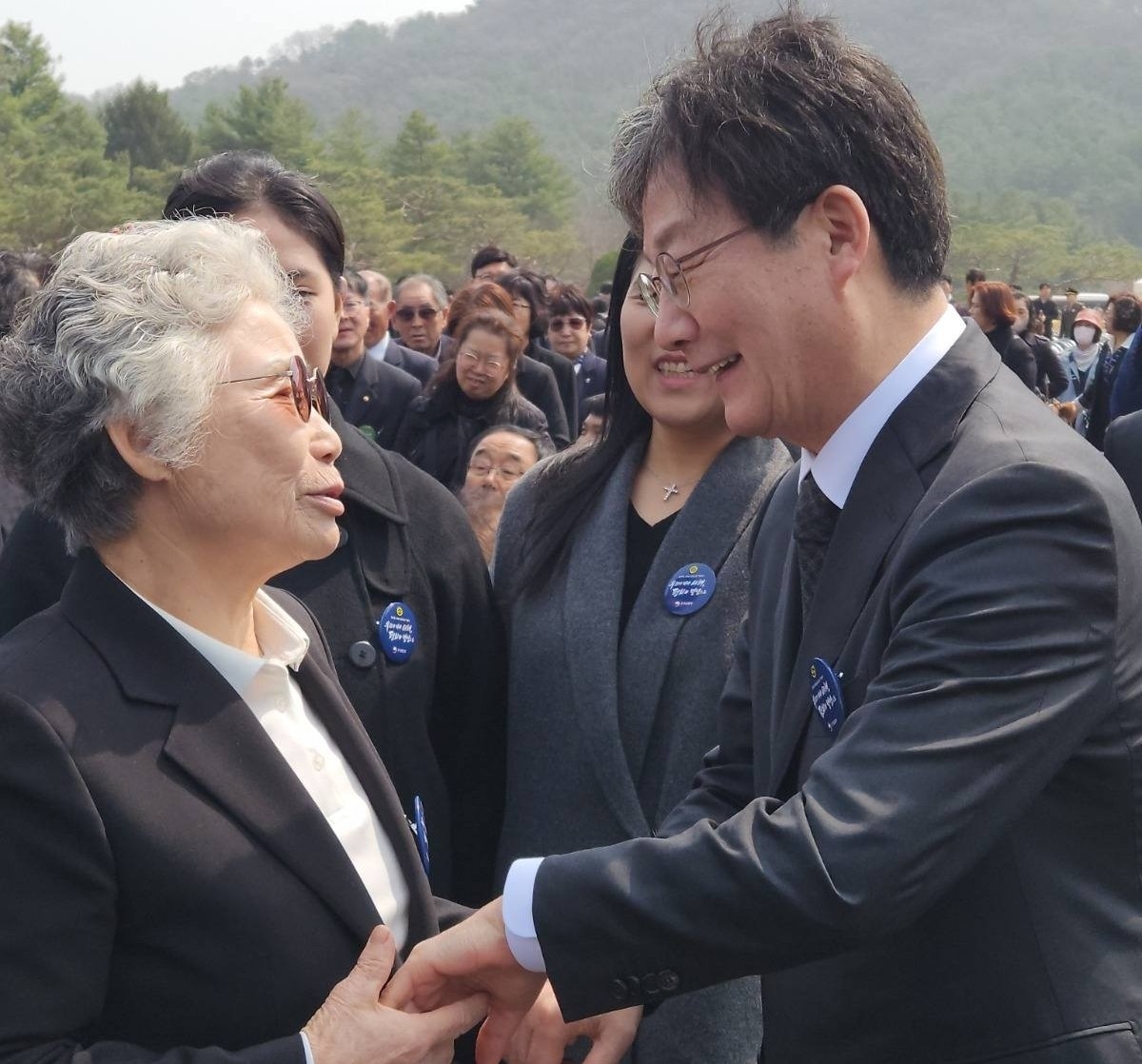 유승민 전 국민의힘 의원이 27일 국립대전현충원에서 열린 제11회 서해수호의 날 기념식에 참석해 보훈 가족들과 인사하고 있다.