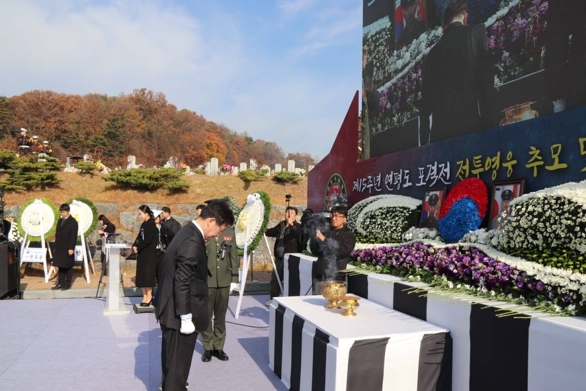 유승민 전 국민의힘 의원 2025년 11월 23일 국립대전현충원에서 제15회 연평도 포격전 전투 영웅 추모 및 전승 기념식에 앞서 묵념하고 있다.