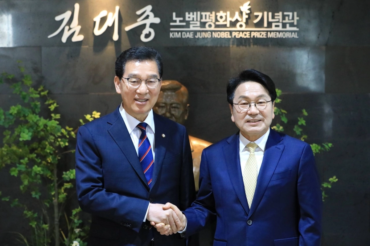 더불어민주당 전남광주통합특별시장 경선에 나선 신정훈(왼쪽) 예비후보와 강기정 예비후보가 27일 목포 김대중 노벨평화상 기념관에서 단일화를 선언하고 있다. 강기정 예비후보 사무소 제공