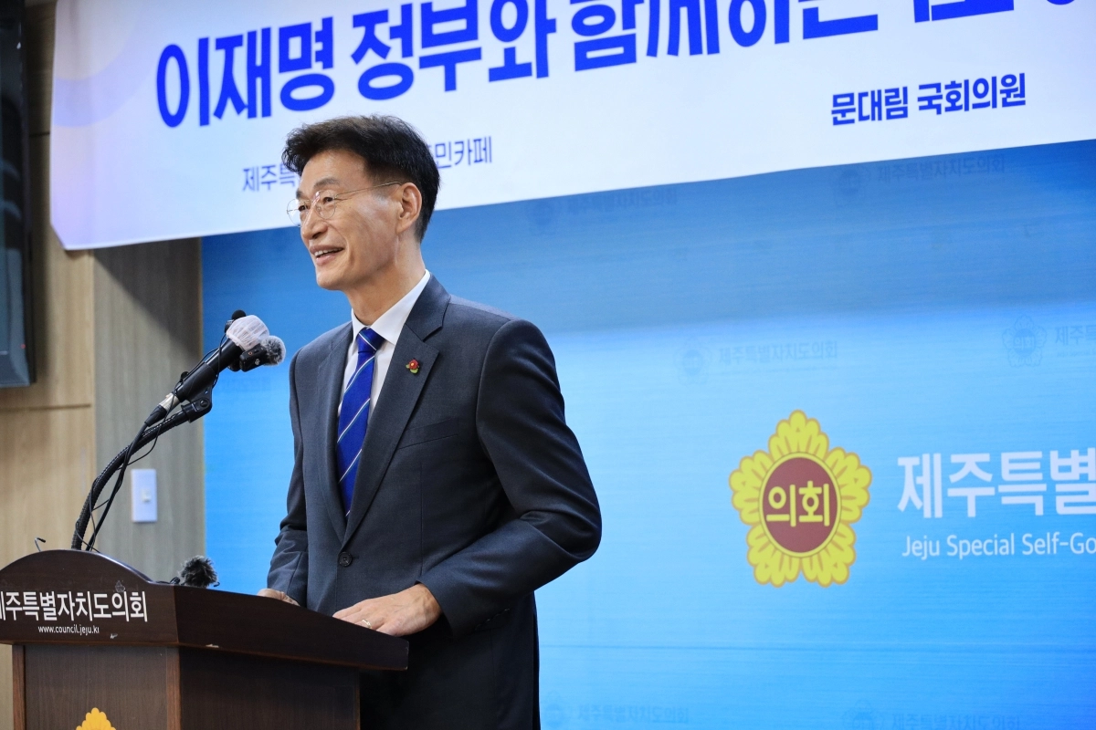 더불어민주당 제주도지사 경선에 참여한 오영훈 제주도지사를 비판하는 내용의 문자메시지가 제주도민들에게 무차별 발송된 것과 관련해 발신자가 같은 당 경선 주자인 문대림 국회의원 측인 것으로 확인돼 논란이 일고 있다. 사진 문대림 캠프 측 제공