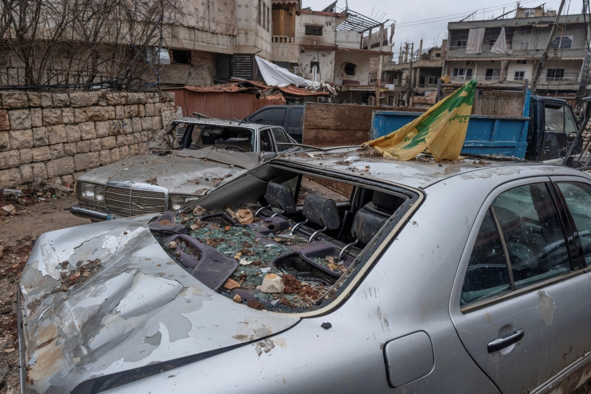 레바논 동부 나비칫 마을에서 이스라엘의 공습으로 파괴된 차량에 친이란 무장단체 헤즈볼라 깃발이 꽂혀 있다. 미국·이스라엘과 이란의 군사적 충돌이 지속하는 가운데 이스라엘과 헤즈볼라 간의 적대 행위도 격화하고 있다. 2026.3.26 로이터 연합뉴스