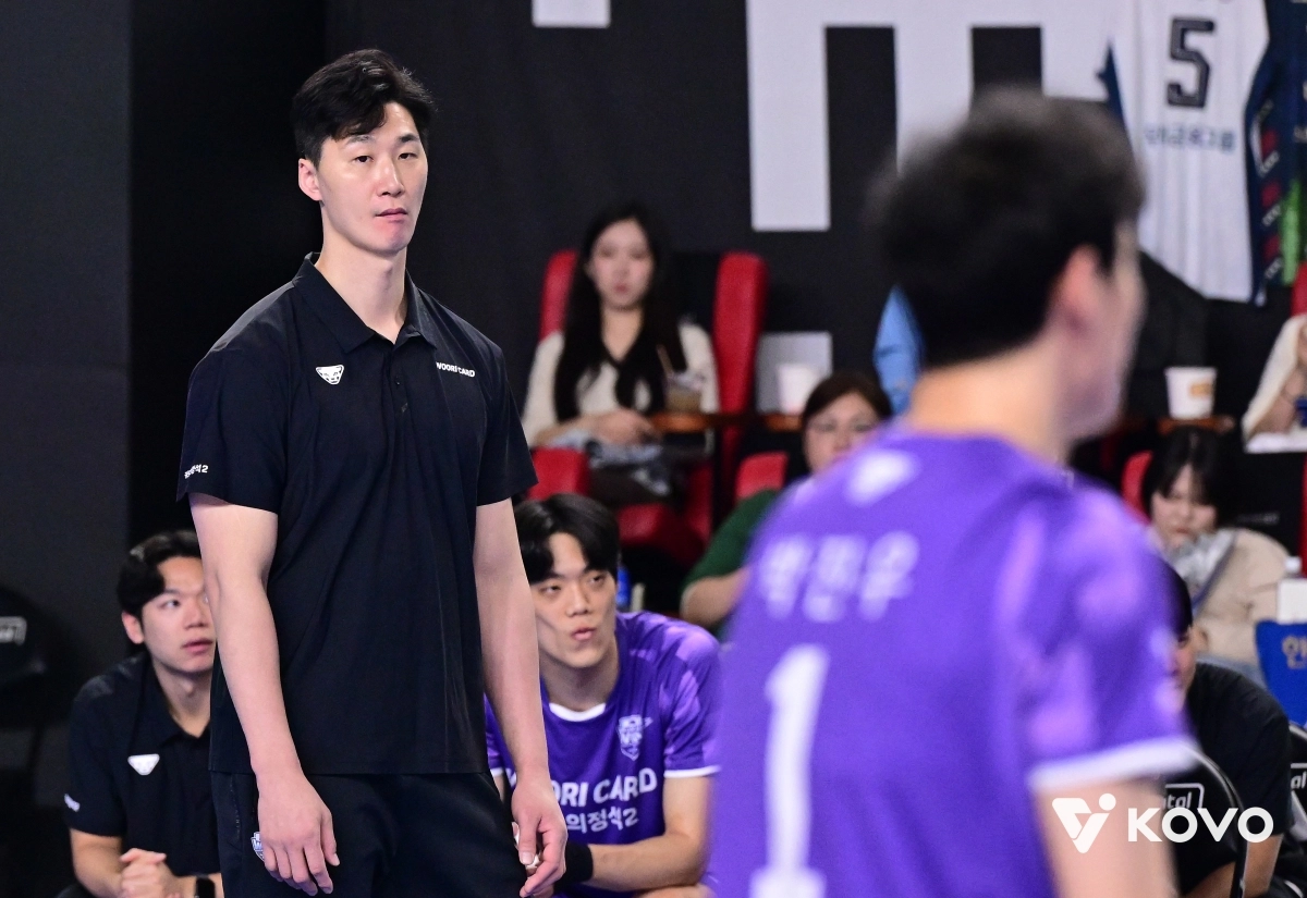 박철우 우리카드 감독대행이 27일 충남 천안유관순체육관에서 열린 2025~26 프로배구 V리그 남자부 플레이오프 원정경기 현대캐피탈전에서 힘없이 코트를 바라보고 있다. 2026.3.27 KOVO 제공