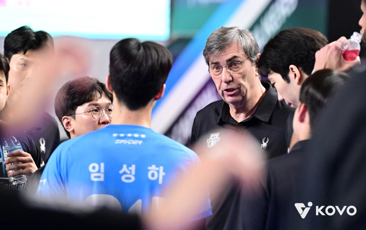 필립 블랑 현대캐피탈 감독이 27일 충남 천안유관순체육관에서 열린 2025~26 프로배구 V리그 현대캐피탈과 우리카드의 플레이오프 1차전에서 선수들에게 작전을 지시하고 있다. 2026.3.27 KOVO 제공