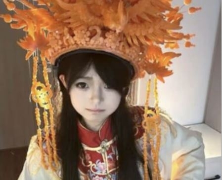 천친이 당근으로 직접 깎아 만든 머리 장식을 착용한 모습. 웨이보