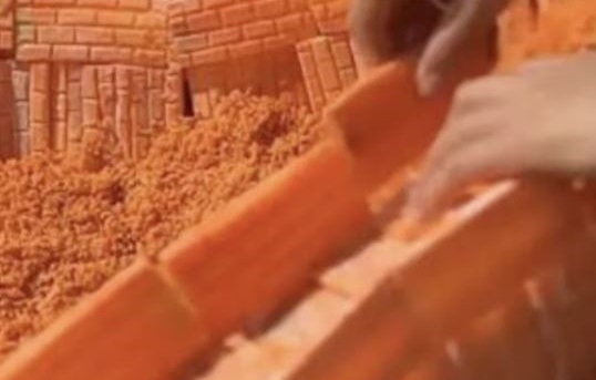 천친이 이빨로 당근을 깎아 만든 만리장성 조각품. 웨이보