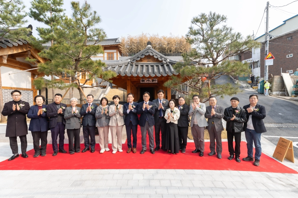 27일 남수헌 개관식에 참석한 이재준 수원시장과 김영진 국회의원 등이 기념 촬영을 하고 있다. (수원시 제공)