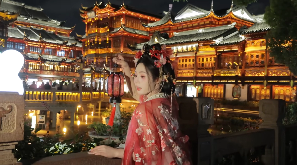 박명수가 ‘왕홍 메이크업’을 받은 뒤 화려하게 불이 밝혀진 예원에서 사진 촬영을 하며 포즈를 취하고 있다. 유튜브 채널 ‘할명수’ 캡처