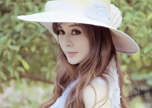 30살 연하 남성과의 여섯 번째 결혼으로 화제가 된 중국 여성 사업가 위원훙(55). 바이두