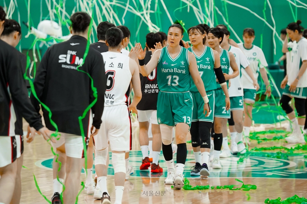부천 하나은행 선수들이 28일 경기 부천체육관에서 열린 2025~26 여자프로농구 부산 BNK와의 마지막 맞대결을 승리한 후 BNK 선수들과 인사를 나누고 있다. 2026.3.28 WKBL 제공