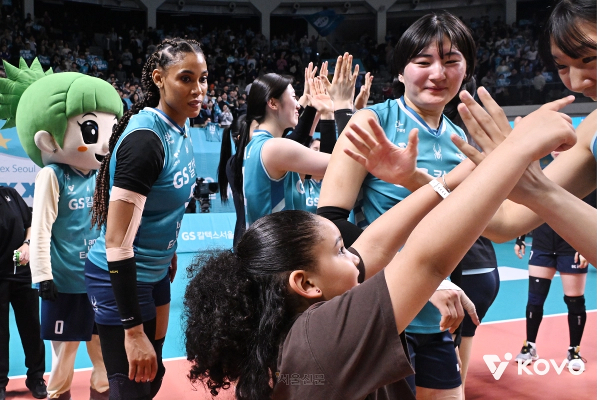 지젤 실바(왼쪽)가 28일 서울 장충체육관에서 열린 진에어 2025~26 프로배구 V리그 여자부 플레이오프 2차전 GS칼텍스와 현대건설의 맞대결에서 승리한 후 딸 시아나가 동료 선수들과 인사하는 모습을 지켜보고 있다. 2026.3.28 KOVO 제공