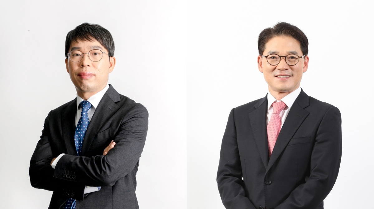 장성원(왼쪽) 골프존홀딩스 대표이사와 최덕형 골프존커머스 데표이사. 골프존 제공.