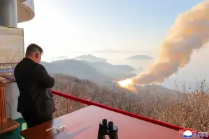 김정은 눈앞에서 기왓장 산산조각…김주애는 안 보여 [포착]