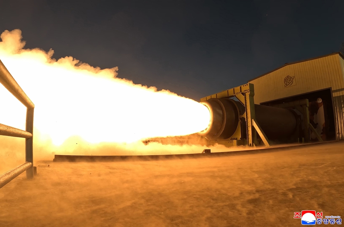 김정은, 새 고체엔진시험 참관