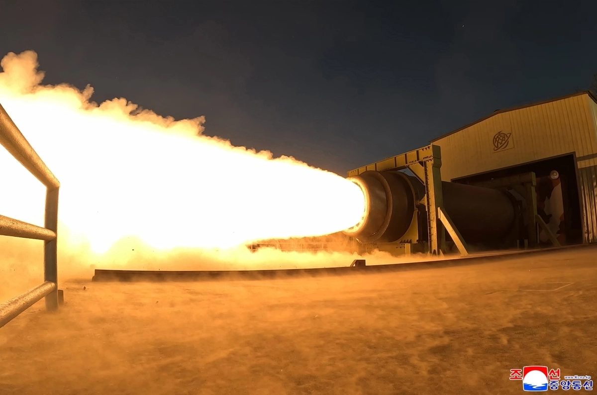 김정은, 새 고체엔진시험 참관