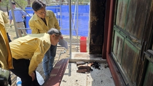 28일 불이 난 서울 경복궁 자선당 앞 삼비문을 살펴보는 허민 국가유산청장. 국가유산청 제공