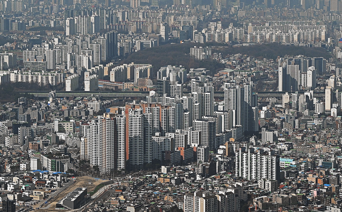 경기 광주시 남한산성에서 바라본 서울 시내 아파트 모습. 이지훈 기자