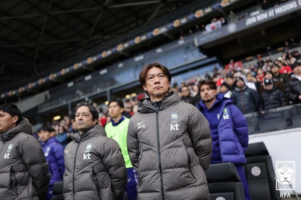 코트디부아르 경기 지켜보는 홍명보 감독