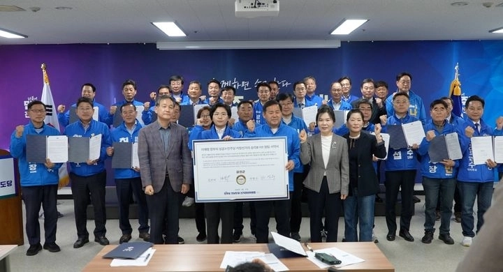 전남도당 대회의실에서 열린 더불어민주당 전남 기초단체장 경선 ‘원팀 협약식’에서 후보자들이 공명선거 실천과 경선 결과 승복을 다짐하며 기념촬영을 하고 있다. 민주당 전남도당 제공