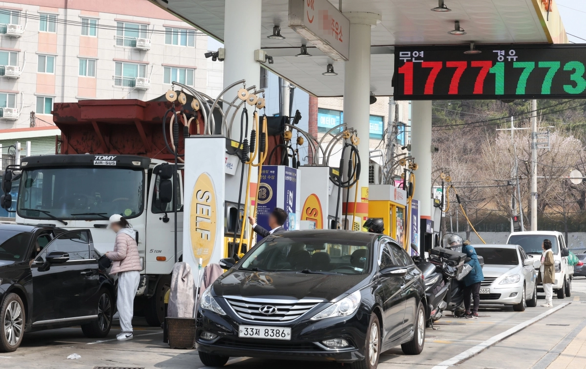 지난 27일 한국수출입은행, 한국산업은행, 한국석유공사가 함께 ‘에너지 위기 대응 긴급 기관장 간담회’를 열었다고 29일 밝혔다. 사진은 27일 부산 동래구 17000원대의 한 주유소에서 차량이 줄지어 주유하고 있다. 연합뉴스