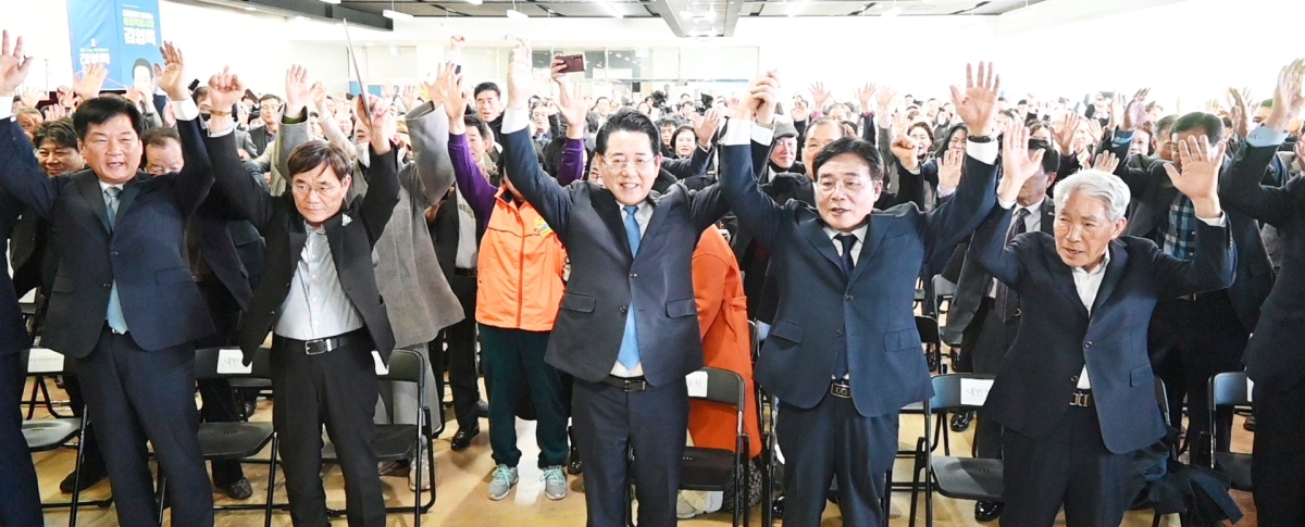 김영록 민주당 전남광주특별시장 예비후보가 29일 광주에서 선거사무소 개소식을 열고 있다.