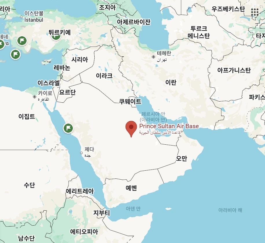 미 공군의 핵심 공중지휘통제 자산인 E‑3G 센트리 공중조기경보통제기(AWACS)가 이란의 공격으로 심각한 손상을 입은 것으로 알려졌다. 미국 군사 전문지 에어 앤드 스페이스 포스(ASF) 매거진은 익명의 미 정부 소식통과 공개출처정보(OSINT)를 종합해, 이 기지에 배치 중이던 E‑3G 가운데 최소 1대가 피격으로 손상된 것으로 보인다고 28일(현지시간) 전했다. 다만 이란 국영 프레스TV 등이 전파 중인 파손 기체 사진은 인공지능(AI) 생성 가짜일 가능성이 커, 피해 정도를 최종적으로 단정하기는 이르다. 위 사진은 프린스 술탄 공군기지 위치. 2026.3.28 구글맵