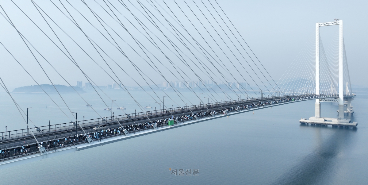29일 인천 서구 로봇랜드 인근에서 열린 2026 청라하늘대교 마라톤대회에 참가한 사람들이 청라하늘대교를 달리고 있다. 2026.3.29 이지훈 기자