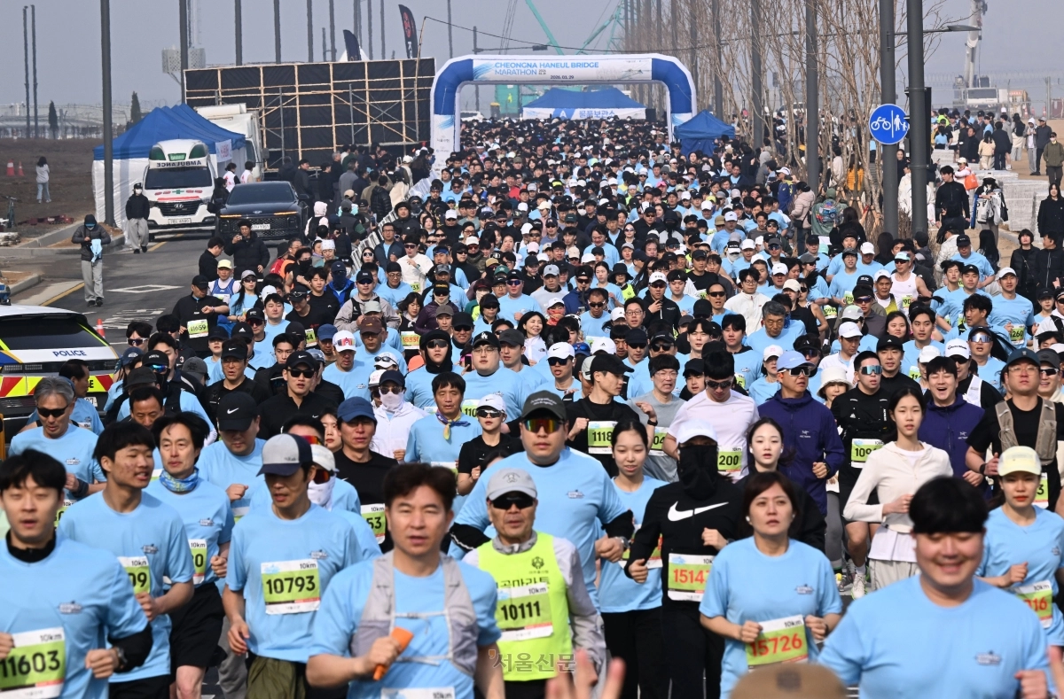29일 인천 서구 로봇랜드 인근에서 열린 2026 청라하늘대교 마라톤대회에 참가한 사람들이 힘차게 출발하고 있다. 2026.3.29 도준석 전문기자