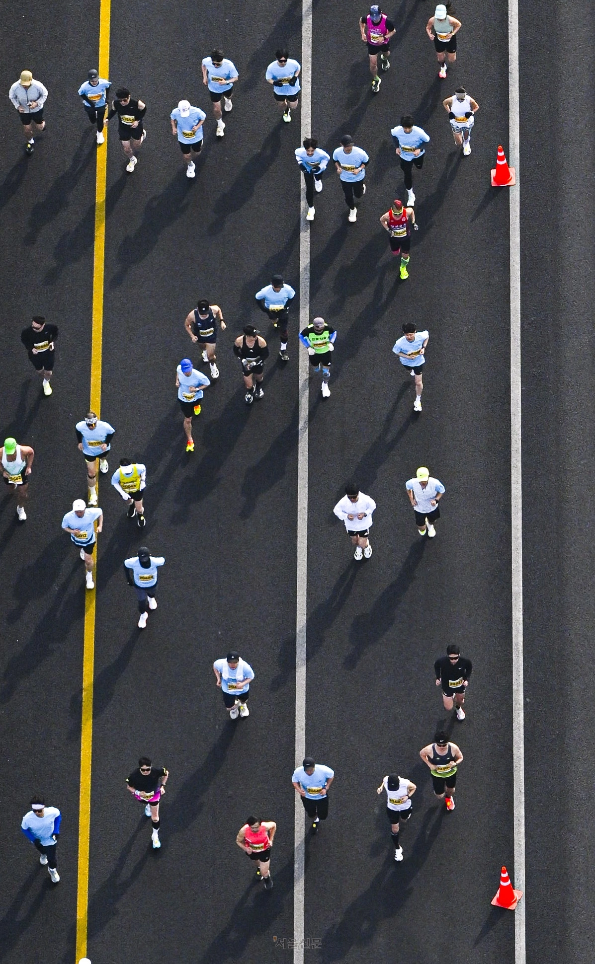29일 인천 서구 청라하늘대교에서 열린 ‘2026 청라하늘대교 마라톤’에 참가한 달림이들이 힘차게 달리고 있다. 2026.3.29 이지훈 기자