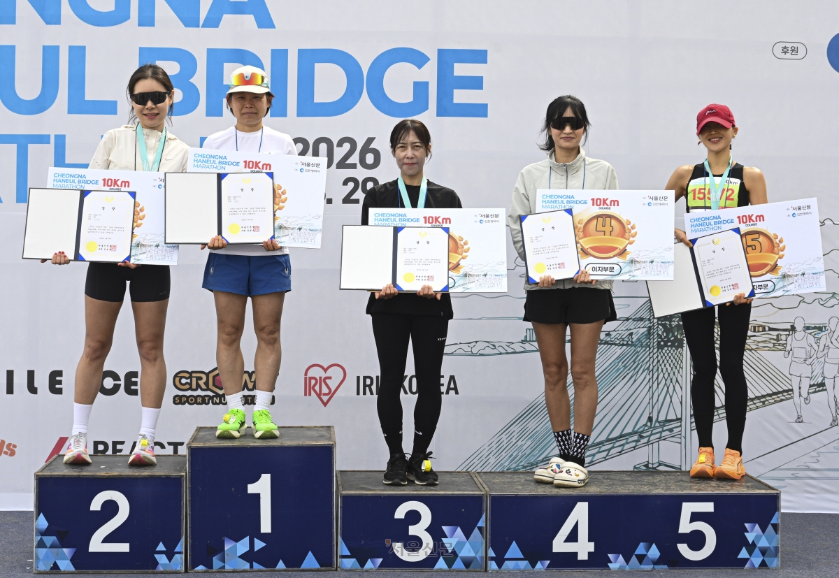 29일 인천 서구 청라하늘대교 인근에서 ‘2026 청라하늘대교 마라톤’ 시상식이 열리고 있다. 2026.3.29 이지훈 기자