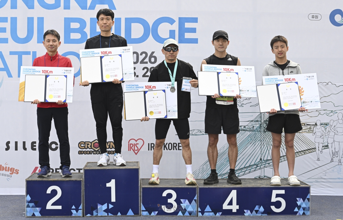 29일 인천 서구 청라하늘대교 인근에서 ‘2026 청라하늘대교 마라톤’ 시상식이 열리고 있다. 2026.3.29 이지훈 기자
