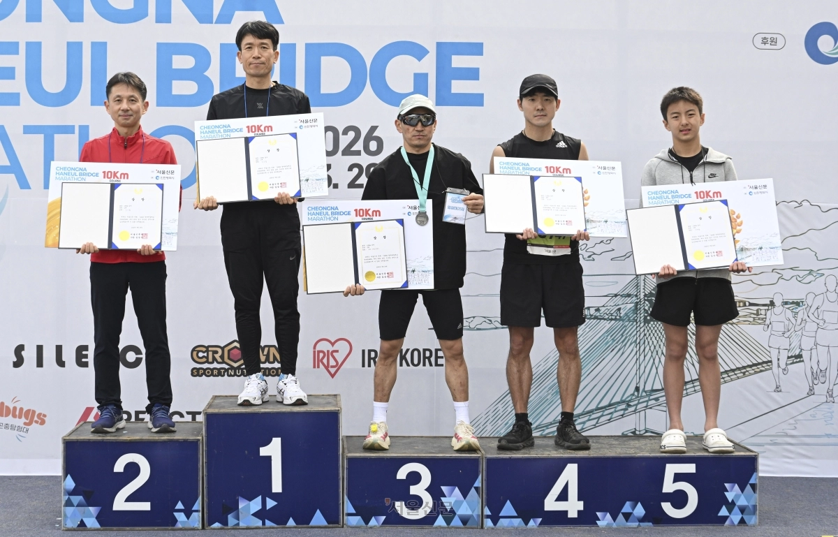 29일 인천 서구 청라하늘대교 인근에서 ‘2026 청라하늘대교 마라톤’ 시상식이 열리고 있다. 2026.3.29 이지훈 기자