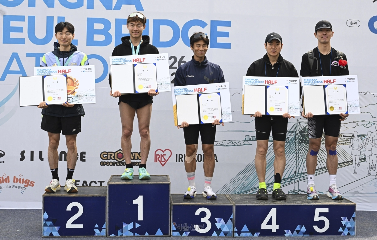 29일 인천 서구 청라하늘대교 인근에서 ‘2026 청라하늘대교 마라톤’ 시상식이 열리고 있다. 2026.3.29 이지훈 기자