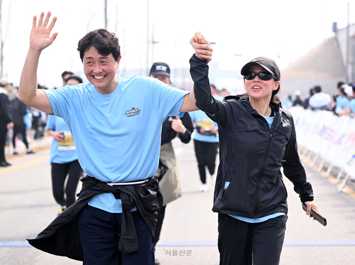 29일 인천 서구 청라하늘대교에서 열린 ‘2026 청라하늘대교 마라톤’에 참가한 달림이들이 힘차게 달리고 있다. 2026.3.29 도준석 전문기자
