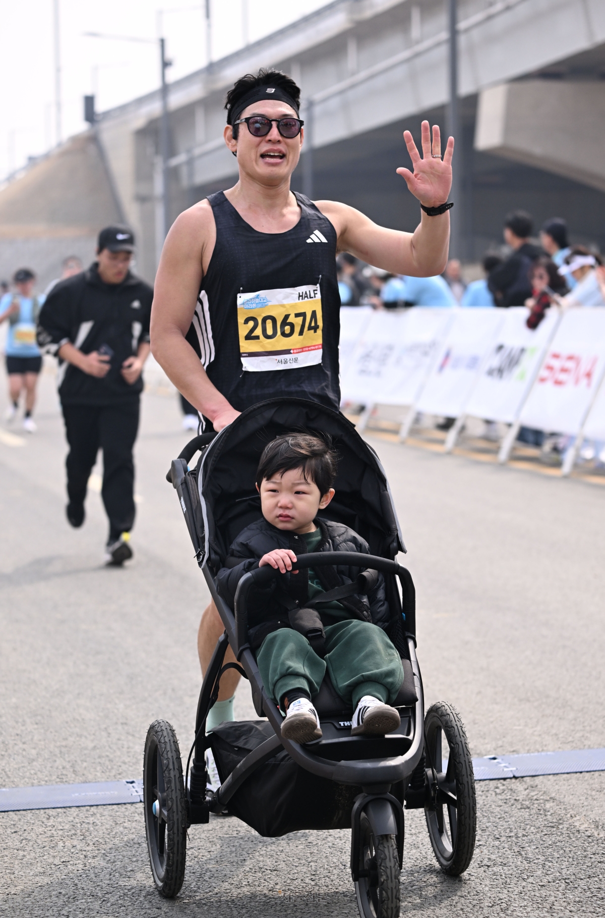 29일 인천 서구 청라하늘대교에서 열린 ‘2026 청라하늘대교 마라톤’에 참가한 달림이들이 힘차게 달리고 있다. 2026.3.29 도준석 전문기자