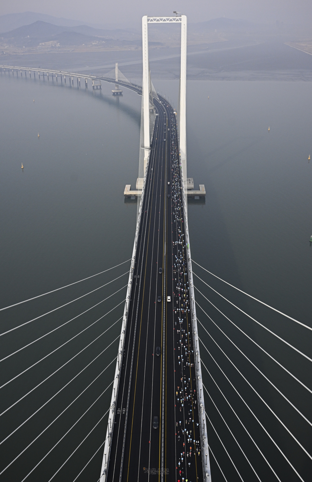 29일 인천 서구 청라하늘대교에서 열린 ‘2026 청라하늘대교 마라톤’에 참가한 달림이들이 힘차게 달리고 있다. 2026.3.29 이지훈 기자