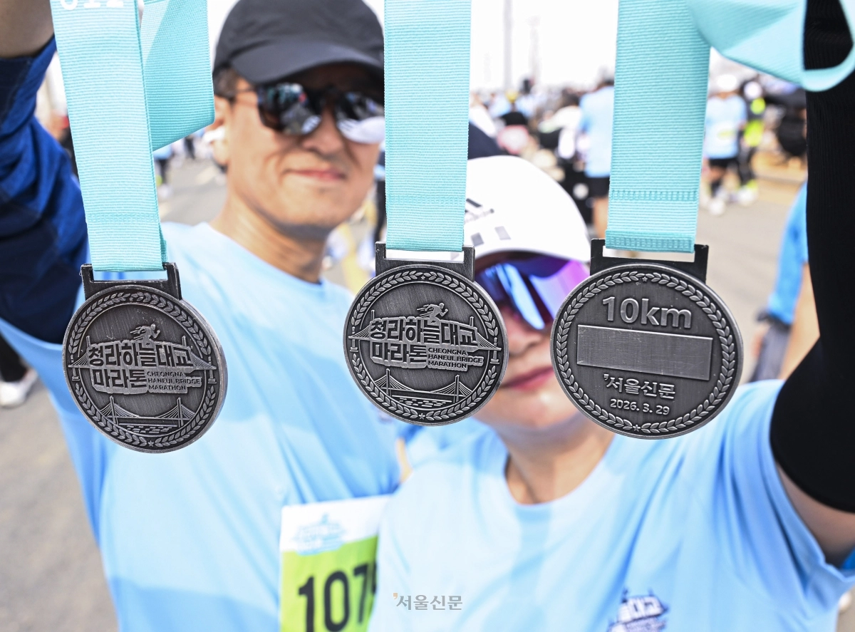 29일 인천 서구 청라하늘대교에서 열린 ‘2026 청라하늘대교 마라톤’에 참가한 달림이들이 완주 후 기념촬영을 하고 있다. 2026.3.29 이지훈 기자